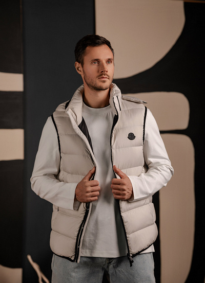 Жилет с капюшоном Moncler
